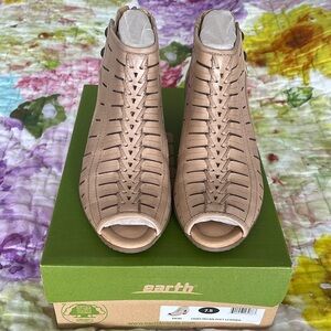 Earth genuine leather sandals!